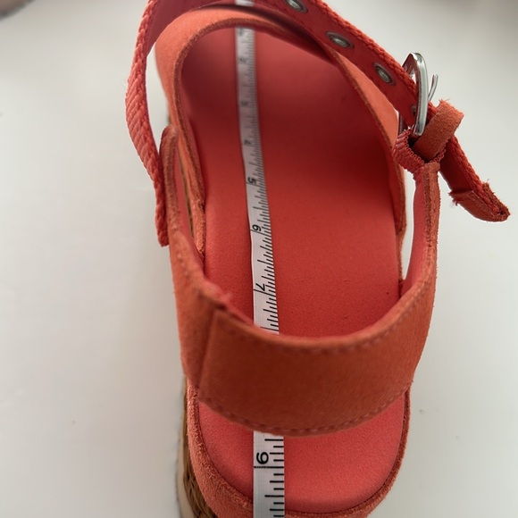 UGG. Aubrey Ankle Sandal - Picture 10 of 11